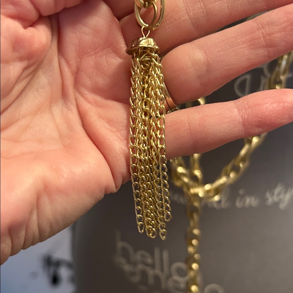 Chic Gold Chain & Earrings - Picture 3 of 13